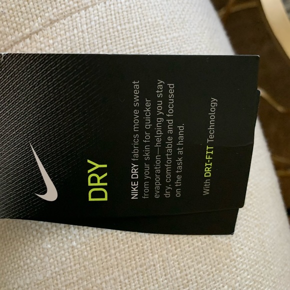New Nike dry with Dri-Fit - Picture 5 of 7
